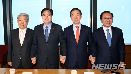 【서울=뉴시스】홍효식 기자 = 여야 4개 교섭단체 원내대표들이 9일 오전 서울 여의도 63빌딩 한 식당에서 열린 4월 임시국회 정상화 방안과 개헌 등 현안 논의를 위한 조찬 회동에 참석해 손을 잡고 포즈를 취하고 있다. 왼쪽부터 바른미래당 김동철, 더불어민주당 우원식, 자유한국당 김성태, '평화와 정의의 의원모임' 노회찬 원내대표. 2018.04.09.&nbsp; yesphoto@newsis.com
