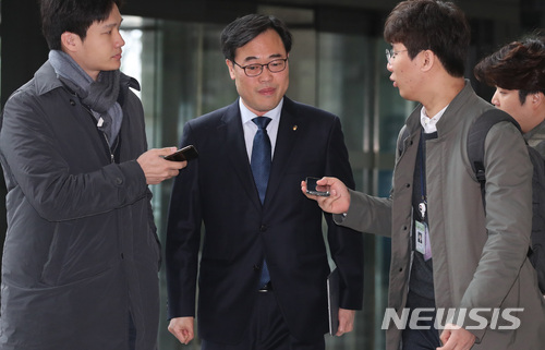 【서울=뉴시스】임태훈 기자 = 김기식 금융감독원장이 9일 오전 서울 영등포구 금융감독원 청사로 출근하고 있다. 김 원장은 19대 국회의원 시절 피감기관의 예산으로 '외유성' 해외 출장을 다녀왔다는 논란에 대해 “국민 눈높이에 부합하지 않는 해외 출장에 대해 죄송하다”고 밝히며, “출장 후 관련 기관에 오해를 살 만한 혜택을 준 사실이 없다”고 해명했다. 2018.04.09. taehoonlim@newsis.com