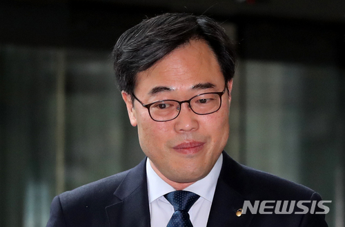 【서울=뉴시스】임태훈 기자 = 김기식 금융감독원장이 지난 9일 오전 서울 영등포구 금융감독원 청사로 출근하고 있다. 2018.04.09. taehoonlim@newsis.com
