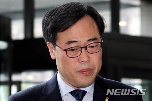 【서울=뉴시스】임태훈 기자 = 김기식 금융감독원장이 9일 오전 서울 영등포구 금융감독원 청사로 출근하고 있다.&nbsp; 김 원장은 19대 국회의원 시절 피감기관의 예산으로 '외유성' 해외 출장을 다녀왔다는 논란에 대해 “국민 눈높이에 부합하지 않는 해외 출장에 대해 죄송하다”고 밝히며, “출장 후 관련 기관에 오해를 살 만한 혜택을 준 사실이 없다”고 해명했다. 2018.04.09.&nbsp; taehoonlim@newsis.com