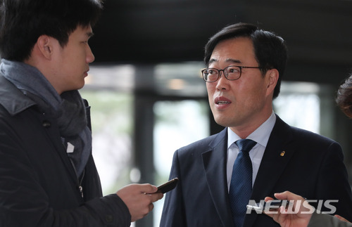 【서울=뉴시스】임태훈 기자 = 김기식 금융감독원장이 9일 오전 서울 영등포구 금융감독원 청사로 출근하며 취재진의 질문에 답변하고 있다. 김 원장은 19대 국회의원 시절 피감기관의 예산으로 '외유성' 해외 출장을 다녀왔다는 논란에 대해 “국민 눈높이에 부합하지 않는 해외 출장에 대해 죄송하다”고 밝히며, “출장 후 관련 기관에 오해를 살 만한 혜택을 준 사실이 없다”고 해명했다. 2018.04.09. taehoonlim@newsis.com