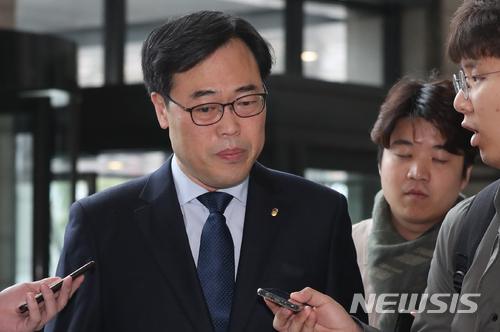 【서울=뉴시스】임태훈 기자 = 김기식 금융감독원장이 9일 오전 서울 영등포구 금융감독원 청사로 출근하며 취재진의 질문을 받고 있다. 김 원장은 19대 국회의원 시절 피감기관의 예산으로 '외유성' 해외 출장을 다녀왔다는 논란에 대해 “국민 눈높이에 부합하지 않는 해외 출장에 대해 죄송하다”고 밝히며, “출장 후 관련 기관에 오해를 살 만한 혜택을 준 사실이 없다”고 해명했다. 2018.04.09. taehoonlim@newsis.com
