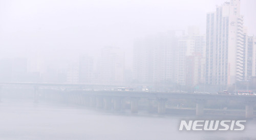 【서울=뉴시스】 추상철 기자 = 짙은 안개와 함께 미세먼지 농도가 '한때 나쁨'단계를 보인 9일 오전 서울 마포구 마포대교가 출근길 안개와 미세먼지로 뒤덮여 있다. 2018.04.09. scchoo@newsis.com