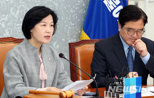 【서울=뉴시스】이종철 기자 = 9일 서울 여의도 국회에서 열린 더불어민주당 최고위원회의에서 추미애 대표가 모두발언을 하고 있다. 2018.04.09. jc4321@newsis.com