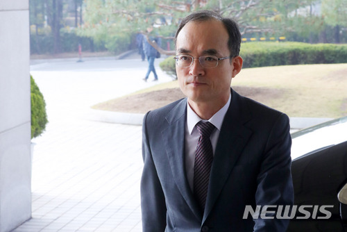 【서울=뉴시스】배훈식 기자 = 검찰이 110억원 대 뇌물, 횡령 혐의 등으로 이명박 전 대통령을 구속 기소하기로 한 9일 오전 서울 서초구 대검찰청에 문무일 검찰총장이 출근하고 있다. 2018.04.09.&nbsp; dahora83@newsis.com