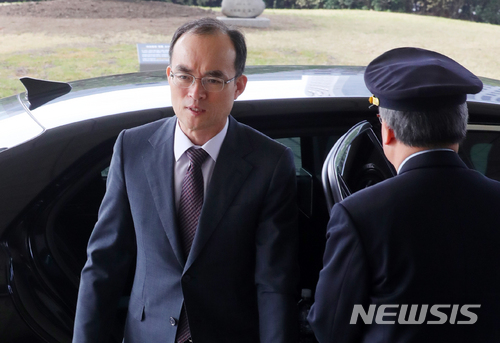 【서울=뉴시스】배훈식 기자 = 문무일 검찰총장이 지난달 9일 오전 서울 서초구 대검찰청에 출근하고 있다. 2018.04.09. dahora83@newsis.com