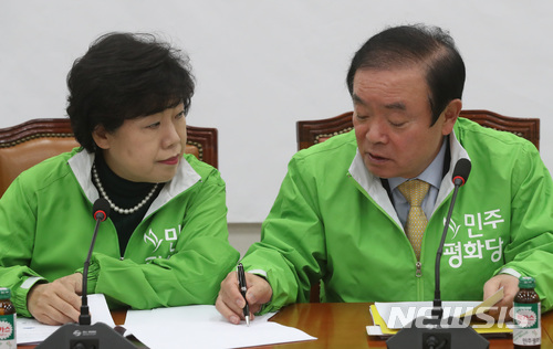 【서울=뉴시스】박영태 기자 = 9일 오전 서울 영등포구 여의도 국회에서 진행된 최고위원-국회의원 연석회의에서 조배숙 대표와 장병완 원내대표가 이야기를 나누고 있다. 2018.04.09.since1999@newsis.com