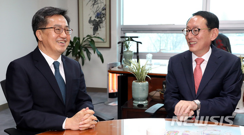 【서울=뉴시스】박영태 기자 = 9일 오전 서울 영등포구 여의도 국회를 방문한 김동연 경제부총리가 김도읍 자유한국당 예결위원회 간사를 만나 추경예산안에 대한 협조를 요청하고 있다. 2018.04.09.since1999@newsis.com