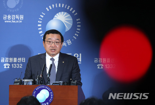 【서울=뉴시스】임태훈 기자 = 원승연 금융감독원 부원장이 9일 오전 서울 영등포구 금감원 기자실에서 삼성증권 배당착오사태 공식 브리핑을 하고 있다.&nbsp; 원 부원장은 이번 브리핑을 통해 이번 사고가 금융시스템의 안정성과 신뢰성을 심각히 저해한 행위이므로 주식거래시스템 전반을 대상으로 철저하고 엄중한 원인규명 과 조치를 할 예정이라고 밝혔다.&nbsp; 지난 6일 삼성증권은 우리사주조합 소속 직원들에게 1주당 1천원의 배당금 대신 1천주의 주식을 지급한 112조원 규모의 초대형 금융사고를 냈다. 2018.04.09.&nbsp; taehoonlim@newsis.com