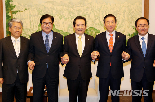 【서울=뉴시스】이종철 기자&nbsp; = 9일 서울 여의도 국회에서 열린 국회의장과 교섭단체 원내대표단 회동에 참석한 정세균 국회의장과&nbsp; 더불어민주당 우원식·자유한국당 김성태·바른미래당 김동철 원내대표와 평화와정의의 의원모임의 노회찬 원내대표가 손을 맞잡고 있다. 2018.04.09.&nbsp; jc4321@newsis.com