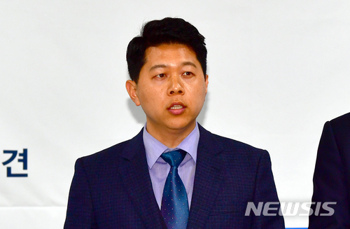 【광주=뉴시스】류형근 기자 = 6·13지방선거 더불어민주당 서재헌 대구 동구청장 예비후보가 9일 오전 광주 서구 광주시의회 3층 브리핑룸에서 "노인과 여성, 청년 등의 정책에 대해 공유하는 '정책공유연대'를 출범하기로 했다"며 기자회견 하고 있다. 2018.04.09.&nbsp; hgryu77@newsis.com