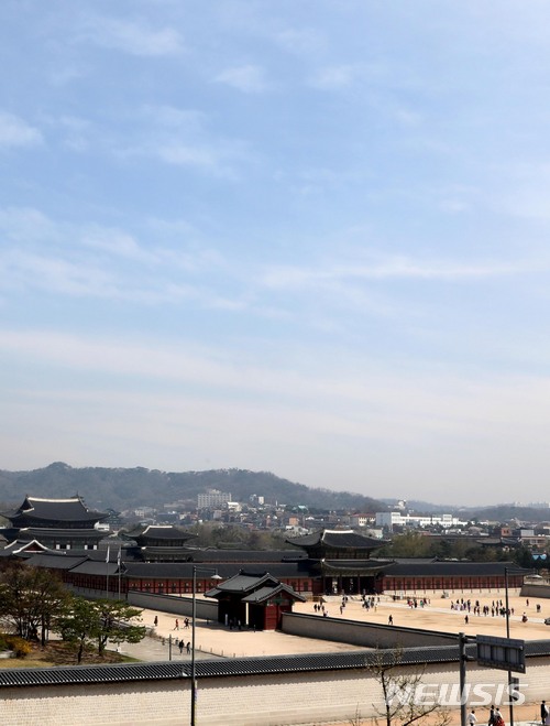【서울=뉴시스】조성봉 기자 = 서울의 미세먼지 농도가 ‘보통’ 단계를 보이고 있는 9일 오전 서울 종로구 경복궁을 찾은 시민들이 봄을 만끽하고 있다. 2018.04.09. suncho21@newsis.com
