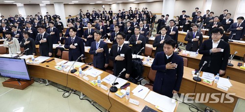 【고양=뉴시스】추상철 기자 = 9일 경기도 고양시 사법연수원에서 열린 올해 첫 전국법관대표회의에서 전국 각 법원에서 선출된 119명의 판사들이 국기에 대한 경례를 하고 있다. 2018.04.09.&nbsp; photo@newsis.com