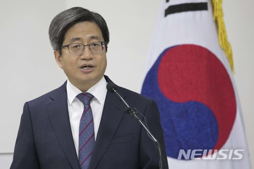 【고양=뉴시스】추상철 기자 = 김명수 대법원장이 9일 경기 고양시 사법연수원에서 열린 '전국법관대표회의'에 참석해 인사말을 하고 있다. 2018.04.09. photo@newsis.com