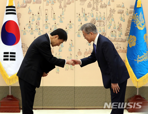 【서울=뉴시스】전진환 기자 = 문재인 대통령이 9일 오전 청와대 접견실에서 이주열 한국은행 신임 총재에게 임명장을 수여한 후 악수하고 있다. 2018.04.09. amin2@newsis.com