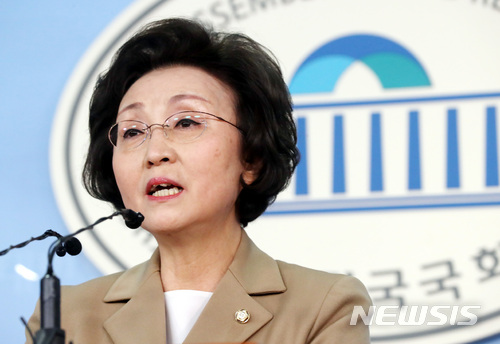 【서울=뉴시스】박영태 기자 = 장정숙 민주평화당 대변인이 현안관련 브리핑을 하고 있다. 장정숙 대변인은 바른미래당 비례대표 의원이나 민주평화당 대변인을 하고 있다. 2018.04.09.since1999@newsis.com