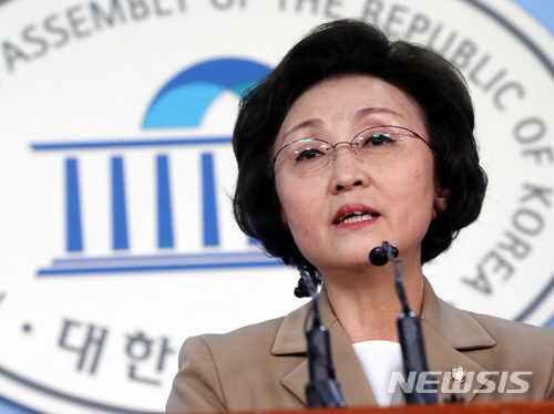 【서울=뉴시스】박영태 기자 = 9일 오전 서울 영등포구 여의도 국회 정론관에서 장정숙 민주평화당 대변인이 현안관련 브리핑을 하고 있다. 장정숙 대변인은 바른미래당 비례대표 의원이나 민주평화당 대변인을 하고 있다. 2018.04.09. since1999@newsis.com