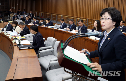 【서울=뉴시스】이종철 기자 = 9일 오전 서울 여의도 국회에서 열린 미세먼지 대책 특별위원회 전체회의에서 김은경 환경부 장관이 보고를 하고 있다. 2018.04.09. jc4321@newsis.com