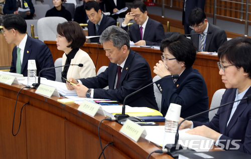 【서울=뉴시스】이종철 기자 = 9일 오전 서울 여의도 국회에서 열린 미세먼지 대책 특별위원회 전체회의에서 김은경 환경부 장관이 물을 마시고 있다. 2018.04.09. jc4321@newsis.com