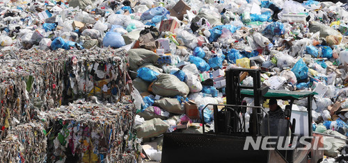 【고양=뉴시스】 추상철 기자 =최근 우리나라의 일부 재활용업체들이 플라스틱과 비닐 등 재활용 폐기물 수거를 거부하면서 '쓰레기 대란'이 불거지고 있는 가운데 지난 40년 가까이 ‘지구촌 폐기물 수거장’ 역할을 해온 중국이 올 1월부터 폐기물 수입을 대폭 제한하기 시작하면서 선진국들을 중심으로 ‘쓰레기 대란’에 대한 우려가 일고 있다. 지난 9일 오후 경기 고양시 한 재활용품 수거업체에서 폐비닐을 비롯한 각종 재활용 쓰레기 분류작업이 이뤄지고 있다. 2018.04.09. scchoo@newsis.com