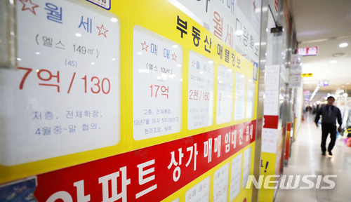 【서울=뉴시스】박주성 기자 = 양도세 중과가 시행 1주일이 지난 9일 오후 서울 송파구 부동산 중개업소가 한산함을 보이고 있다. 2018.04.09.&nbsp; park7691@newsis.com