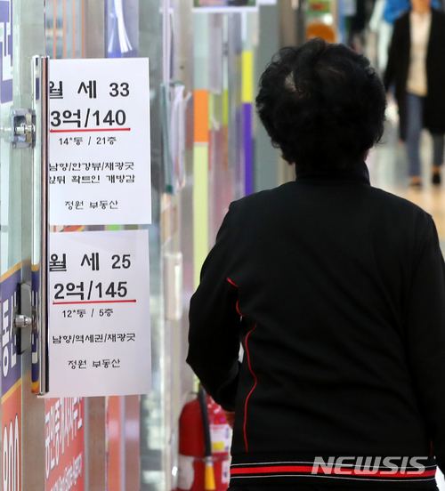 【서울=뉴시스】박주성 기자 = 양도세 중과가 시행 1주일이 지난 9일 오후 서울 송파구 부동산 중개업소가 한산함을 보이고 있다. 2018.04.09.&nbsp; park7691@newsis.com