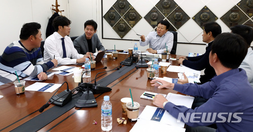 【서울=뉴시스】이영환 기자 = 9일 오후 서울 강남구 KBO 회의실에서 선동열 감독과 코치들이 2018 자카르타 팔렘방 아시안게임 야구 국가대표팀 예비 명단 선발 회의를 하고 있다.이날 회의에는 선동열 감독과 이강철 두산베어스 코치, 이종범 MBC스포츠플러스 해설위원, 유지현 LG트윈스 코치, 정민철 MBC스포츠플러스 해설위원, 진갑용 삼성라이온즈 코치, 김재현 SPOTV 해설위원이 코치로 참석했다. 2018.04.09. 20hwan@newsis.com