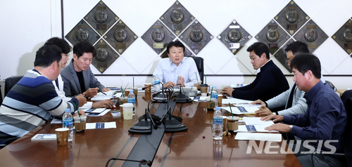 【서울=뉴시스】이영환 기자 = 9일 오후 서울 강남구 KBO 회의실에서 선동열 감독과 코치들이 2018 자카르타 팔렘방 아시안게임 야구 국가대표팀 예비 명단 선발 회의를 하고 있다. 이날 회의에는 선동열 감독과 이강철 두산베어스 코치, 이종범 MBC스포츠플러스 해설위원, 유지현 LG트윈스 코치, 정민철 MBC스포츠플러스 해설위원, 진갑용 삼성라이온즈 코치, 김재현 SPOTV 해설위원이 코치로 참석했다. 2018.04.09. 20hwan@newsis.com