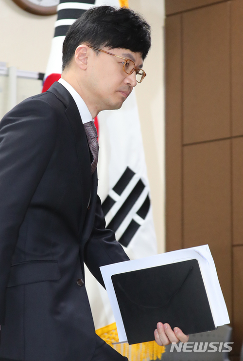 【서울=뉴시스】배훈식 기자 = 한동훈 서울중앙지방검찰청 3차장이 9일 오후 서울 서초구 중앙지검 브리핑실에서 열린 이명박 전 대통령에 대한 구속 기소 관련 브리핑에 참석하고 있다. 2018.04.09. dahora83@newsis.com