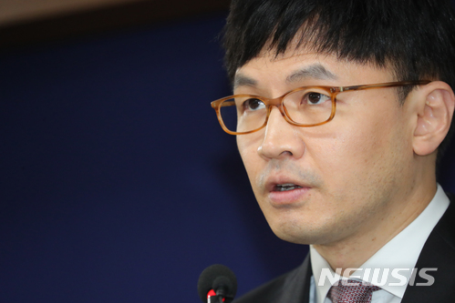 【서울=뉴시스】배훈식 기자 = 한동훈 서울중앙지방검찰청 3차장이 지난 9일 오후 서울 서초구 중앙지검 브리핑실에서 110억원 대 뇌물 및 횡령 혐의를 받고 있는 이명박 전 대통령에 대한 구속 기소 관련 브리핑을 하고 있다. 2018.04.09. dahora83@newsis.com
