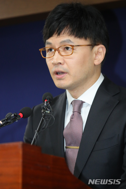 【서울=뉴시스】배훈식 기자 = 한동훈 서울중앙지방검찰청 3차장이 9일 오후 서울 서초구 중앙지검 브리핑실에서 110억원 대 뇌물 및 횡령 혐의를 받고 있는 이명박 전 대통령에 대한 구속 기소 관련 브리핑을 하고 있다. 2018.04.09. dahora83@newsis.com