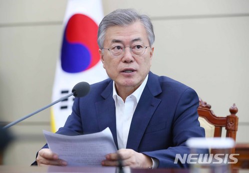 【서울=뉴시스】 문재인 대통령은 13일 "김기식 금융감독원장의 과거 국회의원 시절 문제되고 있는 행위 중 어느 하나라도 위법이라는 객관적인 판정이 있으면 사임토록 하겠다"고 말했다. 2018.04.09. photo1006@newsis.com