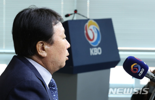 【서울=뉴시스】이영환 기자 = 선동열 감독이 9일 오후 서울 강남구 야구회관 기자실에서 2018 자카르타-팔렘방 아시안게임 국가대표팀 예비명단을 발표하고 있다.인원 제한이 없는 이번 예비 명단은 투수 52명, 포수 7명, 1루수 6명, 2루수 8명, 3루수 9명, 유격수 8명, 외야수 19명 등 총 109명이 선발됐으며 추후 최종 엔트리는 예비 명단 내에서만 선발 및 교체가 가능하다. 2018.04.09.&nbsp; 20hwan@newsis.com