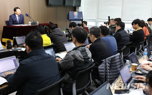 【서울=뉴시스】이영환 기자 = 선동열 감독이 9일 오후 서울 강남구 야구회관 기자실에서 2018 자카르타-팔렘방 아시안게임 국가대표팀 예비명단을 발표하고 있다.인원 제한이 없는 이번 예비 명단은 투수 52명, 포수 7명, 1루수 6명, 2루수 8명, 3루수 9명, 유격수 8명, 외야수 19명 등 총 109명이 선발됐으며 추후 최종 엔트리는 예비 명단 내에서만 선발 및 교체가 가능하다. 2018.04.09.&nbsp; 20hwan@newsis.com