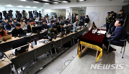 【서울=뉴시스】이영환 기자 = 선동열 감독이 9일 오후 서울 강남구 야구회관 기자실에서 2018 자카르타-팔렘방 아시안게임 국가대표팀 예비명단을 발표하고 있다. 인원 제한이 없는 이번 예비 명단은 투수 52명, 포수 7명, 1루수 6명, 2루수 8명, 3루수 9명, 유격수 8명, 외야수 19명 등 총 109명이 선발됐으며 추후 최종 엔트리는 예비 명단 내에서만 선발 및 교체가 가능하다. 2018.04.09. 20hwan@newsis.com