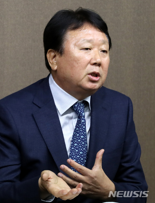 【서울=뉴시스】이영환 기자 = 선동열 감독이 9일 오후 서울 강남구 야구회관 기자실에서 2018 자카르타-팔렘방 아시안게임 국가대표팀 예비명단을 발표하고 있다.인원 제한이 없는 이번 예비 명단은 투수 52명, 포수 7명, 1루수 6명, 2루수 8명, 3루수 9명, 유격수 8명, 외야수 19명 등 총 109명이 선발됐으며 추후 최종 엔트리는 예비 명단 내에서만 선발 및 교체가 가능하다. 2018.04.09. 20hwan@newsis.com