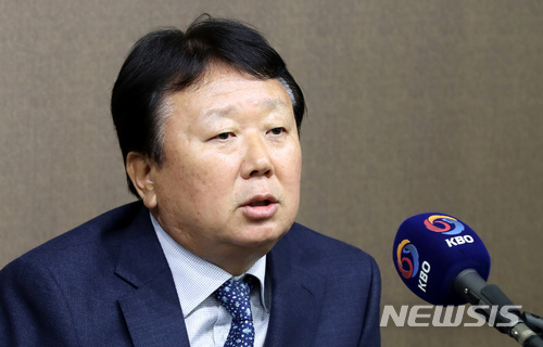 【서울=뉴시스】이영환 기자 = 선동열 감독이 9일 오후 서울 강남구 야구회관 기자실에서 2018 자카르타-팔렘방 아시안게임 국가대표팀 예비명단을 발표하고 있다.인원 제한이 없는 이번 예비 명단은 투수 52명, 포수 7명, 1루수 6명, 2루수 8명, 3루수 9명, 유격수 8명, 외야수 19명 등 총 109명이 선발됐으며 추후 최종 엔트리는 예비 명단 내에서만 선발 및 교체가 가능하다. 2018.04.09.&nbsp; 20hwan@newsis.com