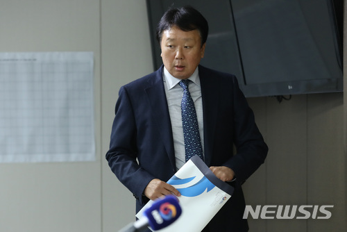 【서울=뉴시스】이영환 기자 = 선동열 감독이 9일 오후 서울 강남구 야구회관 기자실에서 2018 자카르타-팔렘방 아시안게임 국가대표팀 예비명단을 발표하기 위해 입장하고 있다.인원 제한이 없는 이번 예비 명단은 투수 52명, 포수 7명, 1루수 6명, 2루수 8명, 3루수 9명, 유격수 8명, 외야수 19명 등 총 109명이 선발됐으며 추후 최종 엔트리는 예비 명단 내에서만 선발 및 교체가 가능하다. 2018.04.09.&nbsp; 20hwan@newsis.com