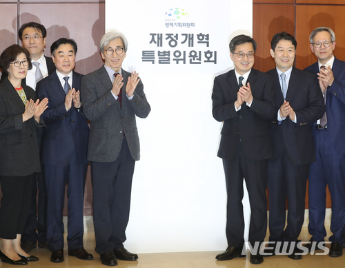 【서울=뉴시스】최진석 기자 = 김동연 경제부총리 겸 기획재정부 장관이 9일 오후 서울 종로구 이마빌딩에서 열린 '대통령직속 정책기획위원회 산하 재정개혁특별위원회 현판식'에 참석해 현판 제막 뒤 손뼉을 치고 있다. 왼쪽 세번째부터 강병구 재정개혁특위 위원장, 정해구 정책기획위원회 위원장, 김 경제부총리 겸 기획재정부 장관 2018.04.09.myjs@newsis.com