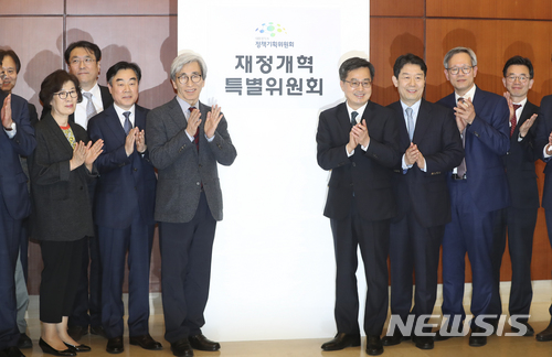 【서울=뉴시스】최진석 기자 = 김동연 경제부총리 겸 기획재정부 장관이 9일 오후 서울 종로구 이마빌딩에서 열린 '대통령직속 정책기획위원회 산하 재정개혁특별위원회 현판식'에 참석해 현판 제막 뒤 손뼉을 치고 있다. 왼쪽 네번째부터 강병구 재정개혁특위 위원장, 정해구 정책기획위원회 위원장, 김 경제부총리 겸 기획재정부 장관 2018.04.09.myjs@newsis.com