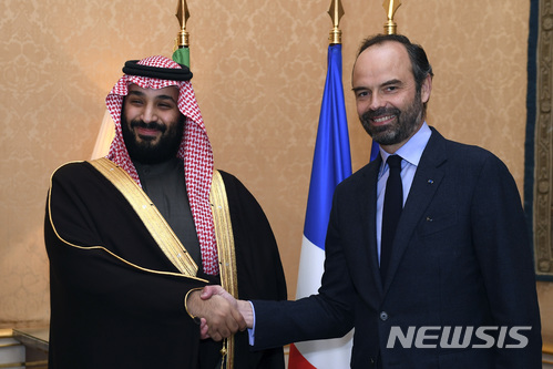 【파리=AP/뉴시스】 프랑스를 방문중인 사우디아라비아의 모하메드 빈살만 왕세자가 9일 에두아르 필리프 총리와 양국 대표단 회의에 앞서 악수하고 있다. 빈살만 왕자는 영국 사흘, 미국 3주 방문 후 전날 프랑스에 왔으며 10일 마크롱 대통령과 만나 '전략적 파트너십' 문건에 서명한다. 2018. 4. 9.