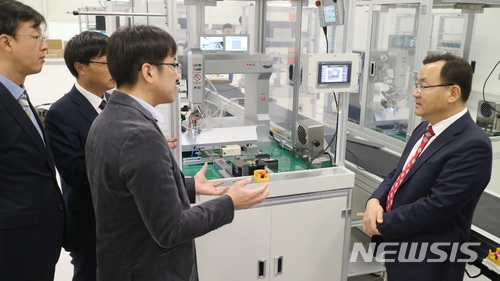 【서울=뉴시스】LS전선은 유럽 폴란드 공장에 약 1100만 유로(한화 약 140억원)를 투자, 광케이블 생산설비를 신규로 구축한다고 10일 밝혔다. LS전선 명노현 대표(사진 오른쪽)가 폴란드 사업장의 생산 설비 구축 상황을 점검하고 있다. 2018.04.10 (사진 = LS전선 제공) photo@newsis.com