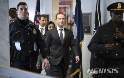 【워싱턴=AP/뉴시스】양복을 빼입은 마크 저커버그 미 페이스북 최고경영자(CEO)가 9일(현지시간) 워싱턴의 미 국회의사당에서 민주당의 빌 넬슨 상원 통상위원회 위원과 회담을 마친 후 사무실을 떠나고 있다. 10일과 11일 미 하원과 상원에서 연이어 청문회에 참석하는 저커버그가 청문회를 앞두고 주요 의원들과 만나 관심을 모았다. 그는 페이스북의 대규모 개인정보 유출과 관련해 개인정보 보호에 대해 청문회에서 증언할 예정이다. 2018.4.10 