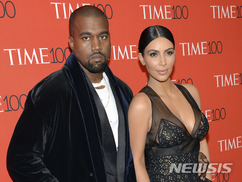 【뉴욕=AP/뉴시스】미국 래퍼 카니예 웨스트(왼쪽)와 배우 킴 카다시안 커플이 지난 2018년 4월21일(현지시간) 뉴욕에서 열린 타임지 행사에 참석해 사진을 촬영하고 있다. 2021.02.20