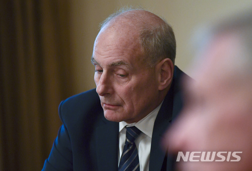 【워싱턴=AP/뉴시스】존 켈리 미국 대통령 비서실장이 9일(현지시간) 백악관에서 열린 군 지도자들 회의에서 도널드 트럼프 대통령의 발언을 경청하고 있다. 2018.4.10