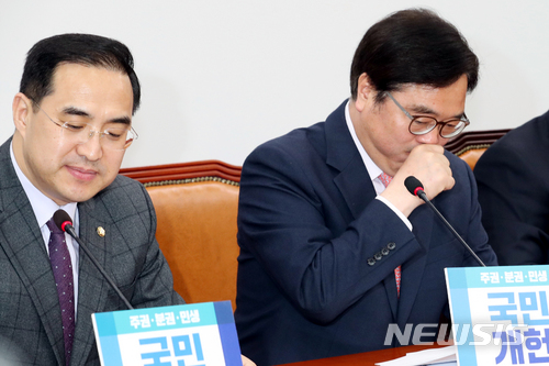 【서울=뉴시스】이종철 기자 = 10일 서울 여의도 국회에서 열린 더불어민주당 원내대책회의에서 우원식 원내대표가 심각한 표정을 하고 있다. 2018.04.10. jc4321@newsis.com