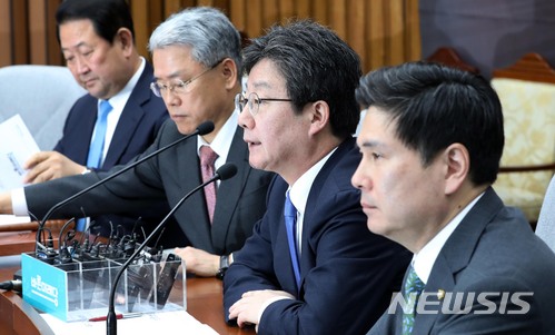 【서울=뉴시스】홍효식 기자 = 바른미래당 유승민 공동대표가 10일 오전 서울 여의도 국회에서 열린 제9차 의원총회에서 모두발언을 하고 있다. 왼쪽부터 박주선 공동대표, 김동철 원내대표, 유승민 공동대표, 지상욱 정책위의장. 2018.04.10. yesphoto@newsis.com