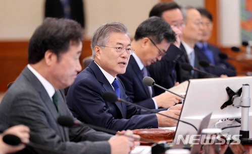 【서울=뉴시스】전진환 기자 = 문재인 대통령이 10일 오전 청와대 세종실에서 국무회의를 주재하고 있다. 2018.04.10. amin2@newsis.com
