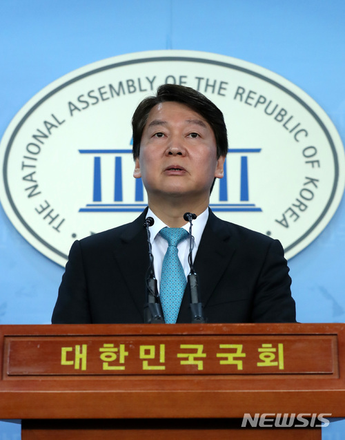 【서울=뉴시스】이영환 기자 = 바른미래당 안철수 서울시장 예비후보가 10일 오전 서울 여의도 국회 정론관에서 김기식 금융감독원장의 해임 촉구 및 김 원장을 감싸는 정부여당을 비판하는 기자회견을 하고 있다. 2018.04.10.&nbsp; 20hwan@newsis.com