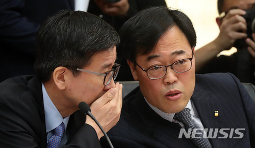 【서울=뉴시스】 추상철 기자 = 김기식(오른쪽) 금융감독원장이 10일 오전 서울 영등포구 여의도 금융투자협회에서 열린 '삼성증권 사태와 관련 내부통제 강화를 위한 증권회사 대표 간담회'에 참석해 김도인 금감원 부원장보와 대화하고 있다. 2018.04.10. scchoo@newsis.com
